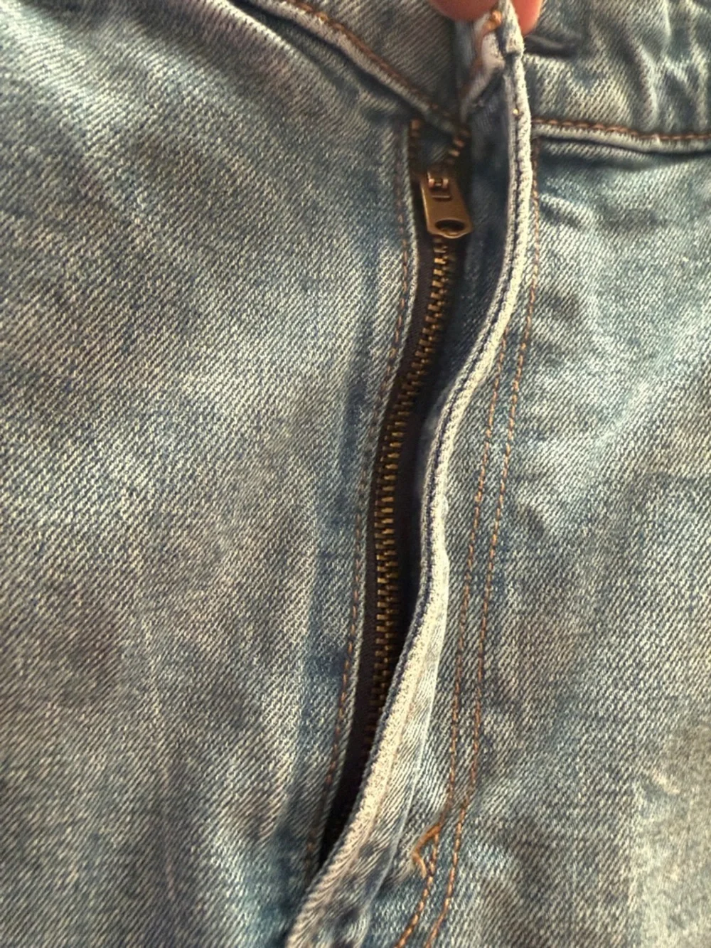 Abercrombie & Fitch The Ankle Straight ultra high rise Jean with distressed hems - Picture 3 of 4